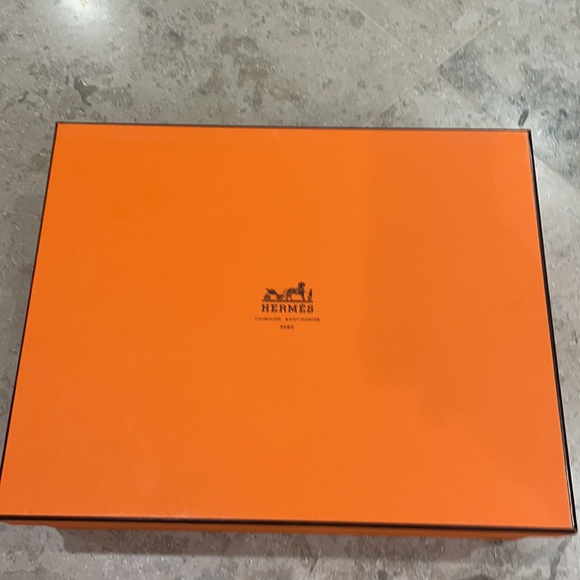 Hermès jimmy sneaker is size 40 fits like a USA 9 - Picture 5 of 5